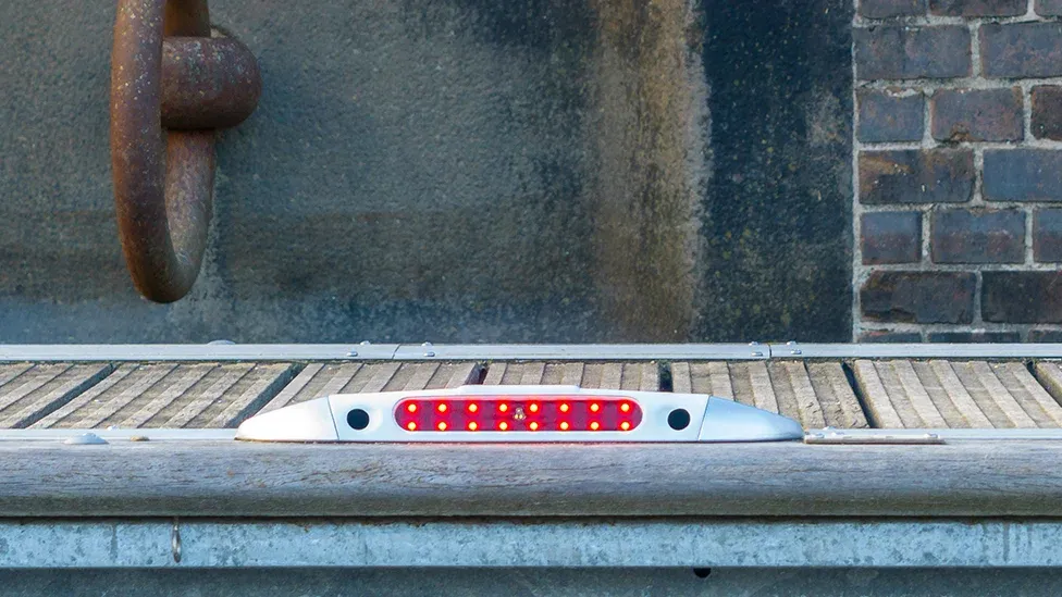 Das marinaSCAN-Gerät liegt auf einer Marina, die LED leuchtet rot.